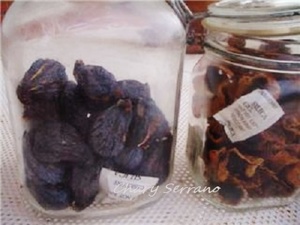 Los higos una vez secos. En la otra imagen en botes, aunque estos son brevales, que también los seco