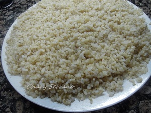 Me gusta utilizar bolsa de congelación, porque puedo ponerla plana en el congelador. Esto hace que no se apelmace, y si además tenemos la precaución que cuando lleve unas 2 o 3  horas congelándose, removemos un poco la bolsa, se suelta del todo.