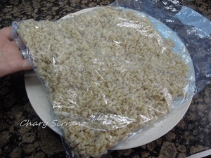 Me gusta utilizar bolsa de congelación, porque puedo ponerla plana en el congelador. Esto hace que no se apelmace, y si además tenemos la precaución que cuando lleve unas 2 o 3  horas congelándose, removemos un poco la bolsa, se suelta del todo.