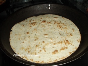 FAJITAS CON SALMÓN AHUMADO, RÚCULA Y MAIZ