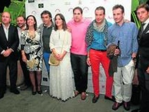 A primera hora de la mañana, en el Círculo de la Amistad los restaurantes participantes preparaban su tapa para que la degustaran los chefs. Había mucha actividad. Cada uno iba colocando su tapa en las mesas habilitadas en el Patio acristalado del RCAC.