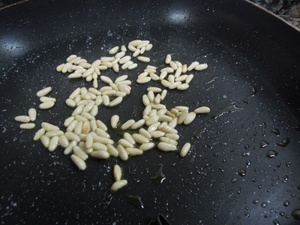 CREPS SALADAS CON ESPINACAS Y PIÑONES