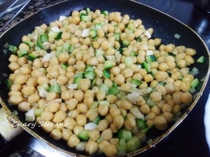 GARBANZOS SALTEADOS CON CALABACÍN, POLLO Y CURRY