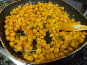 GARBANZOS SALTEADOS CON CALABACÍN, POLLO Y CURRY