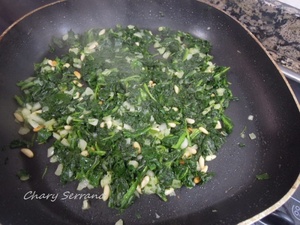CREPS SALADAS CON ESPINACAS Y PIÑONES