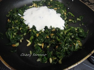 CREPS SALADAS CON ESPINACAS Y PIÑONES