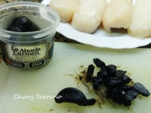 Lomo de merluza, con calabacín, ajo negro y naranja