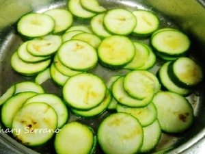 Lomo de merluza, con calabacín, ajo negro y naranja
