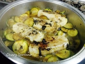 Lomo de merluza, con calabacín, ajo negro y naranja