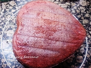 BIZCOCHO TERCIOPELO ROJO Y CHOCOLATE BLANCO, CON FORMA DE CORAZÓN
