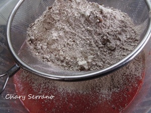 BIZCOCHO TERCIOPELO ROJO Y CHOCOLATE BLANCO, CON FORMA DE CORAZÓN