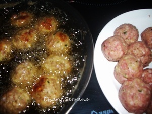 ALBÓNDIGAS CON GUISANTES Y CALABACÍN