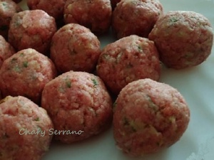 ALBÓNDIGAS CON GUISANTES Y CALABACÍN