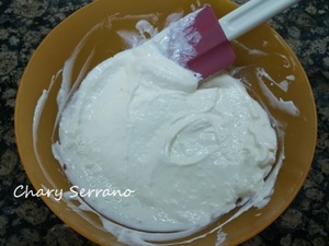 MOUSSE DE NATA Y YOGUR CON MEMBRILLO Y ALMENDRAS