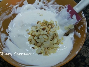 MOUSSE DE NATA Y YOGUR CON MEMBRILLO Y ALMENDRAS