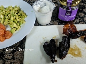 PASTEL DE SALMÓN, AGUACATE Y BOMBÓN DE CEBOLLA NEGRA