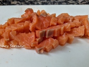 PASTEL DE SALMÓN, AGUACATE Y BOMBÓN DE CEBOLLA NEGRA