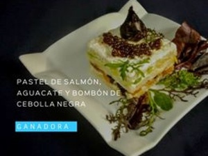 PASTEL DE SALMÓN, AGUACATE Y BOMBÓN DE CEBOLLA NEGRA