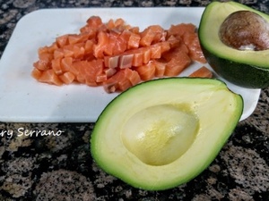 PASTEL DE SALMÓN, AGUACATE Y BOMBÓN DE CEBOLLA NEGRA