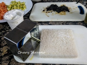 PASTEL DE SALMÓN, AGUACATE Y BOMBÓN DE CEBOLLA NEGRA