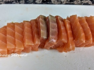 PASTEL DE SALMÓN, AGUACATE Y BOMBÓN DE CEBOLLA NEGRA
