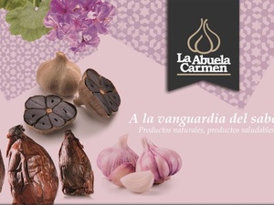 PASTEL DE SALMÓN, AGUACATE Y BOMBÓN DE CEBOLLA NEGRA