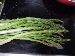 SALTEADO DE ESPÁRRAGOS Y HABAS