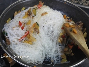 FIDEO CELOFÁN CON  TERNERA Y SALTEADO DE VERDURAS