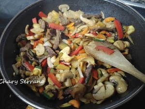 FIDEO CELOFÁN CON  TERNERA Y SALTEADO DE VERDURAS