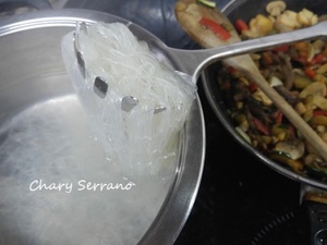 FIDEO CELOFÁN CON  TERNERA Y SALTEADO DE VERDURAS