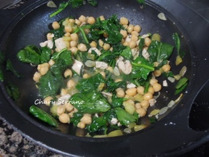 SALTEADO DE GARBANZOS CON ESPINACAS Y POLLO