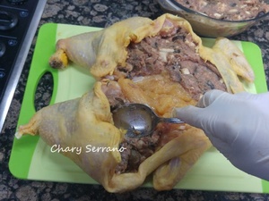 POLLO CAMPERO ASADO RELLENO, CON CEBOLLA NEGRA