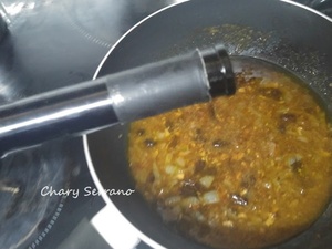 POLLO CAMPERO ASADO RELLENO, CON CEBOLLA NEGRA