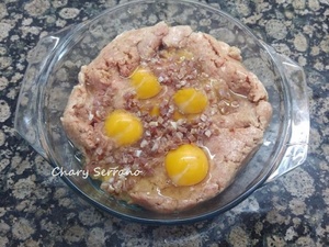 POLLO CAMPERO ASADO RELLENO, CON CEBOLLA NEGRA