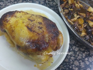 POLLO CAMPERO ASADO RELLENO, CON CEBOLLA NEGRA