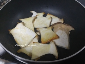 POLLO CAMPERO ASADO RELLENO, CON CEBOLLA NEGRA