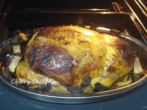 POLLO CAMPERO ASADO RELLENO, CON CEBOLLA NEGRA