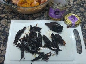 POLLO CAMPERO ASADO RELLENO, CON CEBOLLA NEGRA