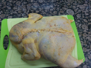 POLLO CAMPERO ASADO RELLENO, CON CEBOLLA NEGRA