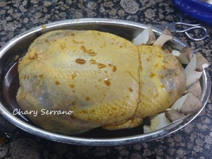 POLLO CAMPERO ASADO RELLENO, CON CEBOLLA NEGRA