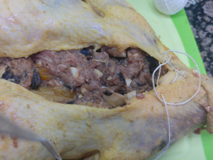 POLLO CAMPERO ASADO RELLENO, CON CEBOLLA NEGRA