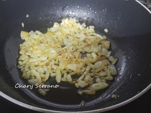 POLLO CAMPERO ASADO RELLENO, CON CEBOLLA NEGRA