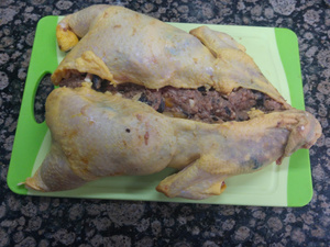 POLLO CAMPERO ASADO RELLENO, CON CEBOLLA NEGRA