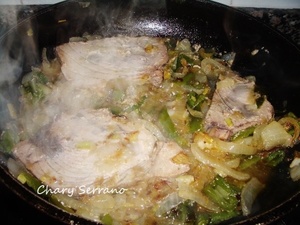 ATÚN FRESCO CON CEBOLLA Y PIMIENTOS