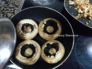 Pasos 3 y 4 para hacer los champiñones rellenos de bacon