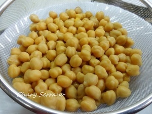 Sopa con garbanzos, grelos y patatas