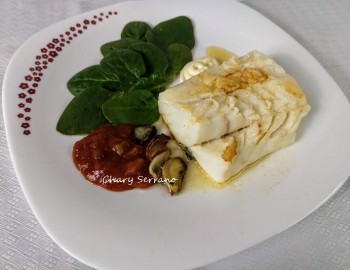 Lomo de bacalao al ajo, con guarnición
