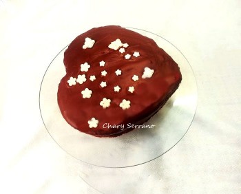 BIZCOCHO RED VELVET Y CHOCOLATE BLANCO, CON FORMA DE CORAZÓN