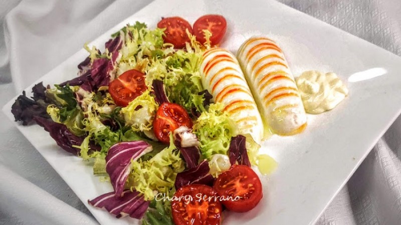 Ensalada de mezclum con colas del océano