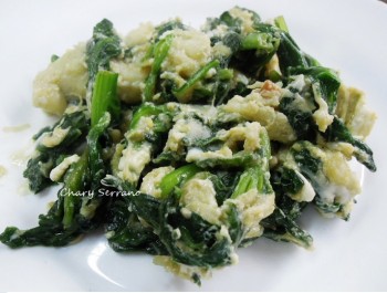 Acelgas, cebollitas y calabacín, en revuelto